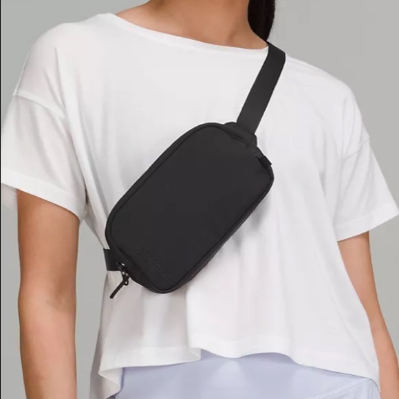 Lululemon Everywhere Belt Bag Mini All Black - Picture 2 of 6
